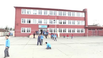 Öğrencileri İçin Derste "Bağlama" Çalıyor