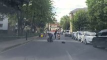 Un homme se jette sur deux jeunes en scooter qui viennent de voler le sac d'une femme