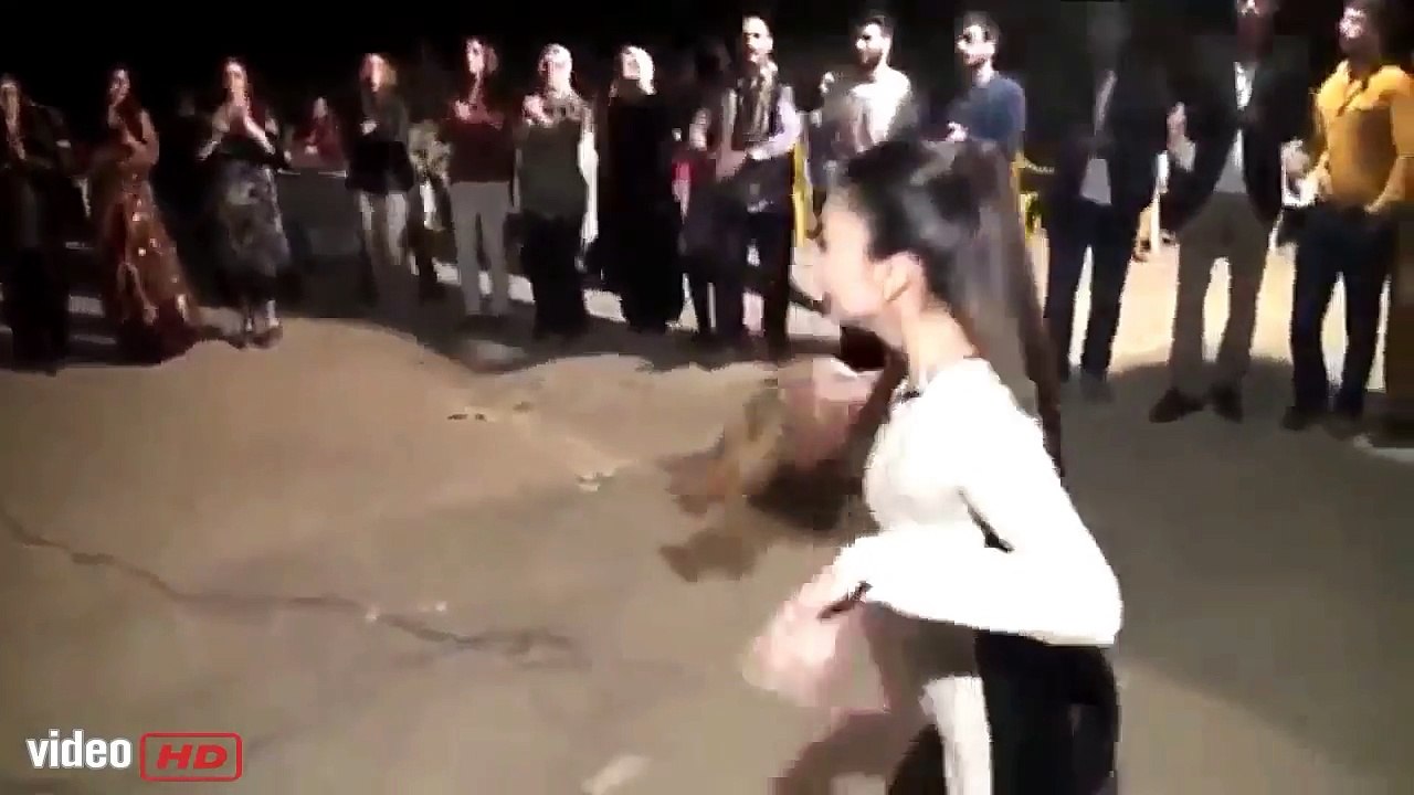 اخت العروسة هيجت الفرح ونزلت رقص على المزمار الصعيدي وولعت الفرح