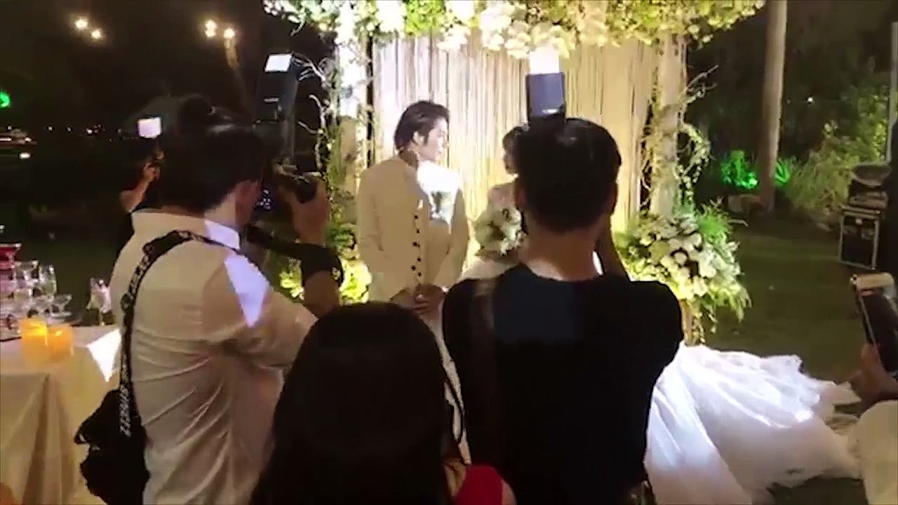 Kelvin Khánh hát tặng Khởi My trong hôn lễ và trao nhau nụ hôn lãng mạng