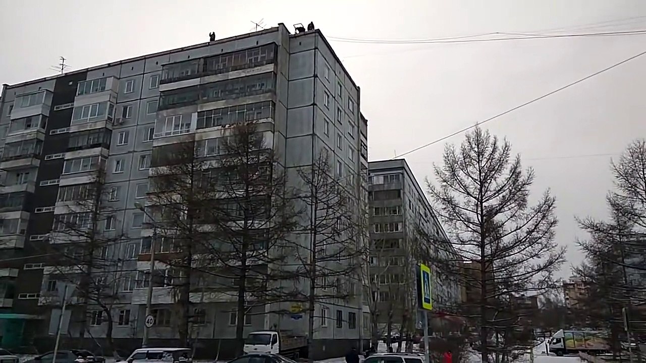 Charger un camion en mode bourrin : on balance tout du toit