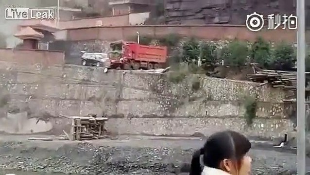 Cet ouvrier en colère pousse un camion et 2 voitures dans le ravin