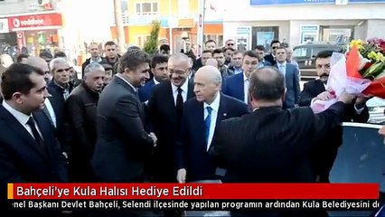 Bahçeli'ye Kula Halısı Hediye Edildi