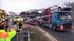 Regardez comment les pompiers allemands empêchent les automobilistes curieux de filmer lors de leurs interventions