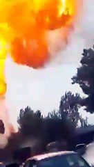 Une station service en feu explose soudainement