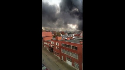 Incendie en cours sur le site des gaufres Milcamps, les riverains priés de rester chez eux