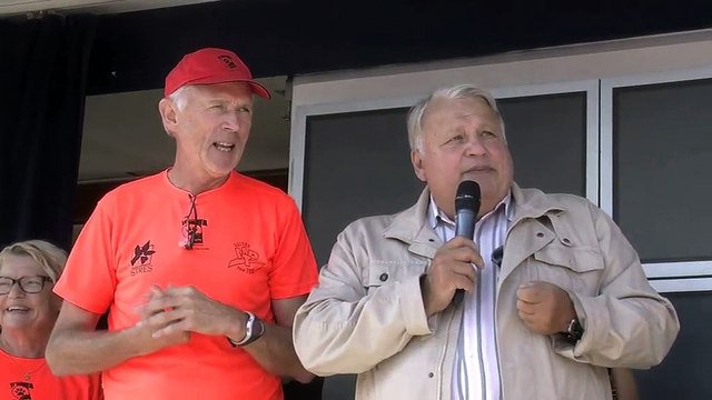 Le maire d'Istres était ravi de voir tant de coureurs au bord de l'étang de l'Olivier.