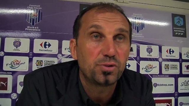 Le coach du FC Istres Lionel Charbonnier avant le derby face au FC Côte Bleue