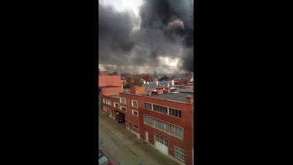 Les images impressionnantes de l'incendie en cours sur le site des gaufres Milcamps