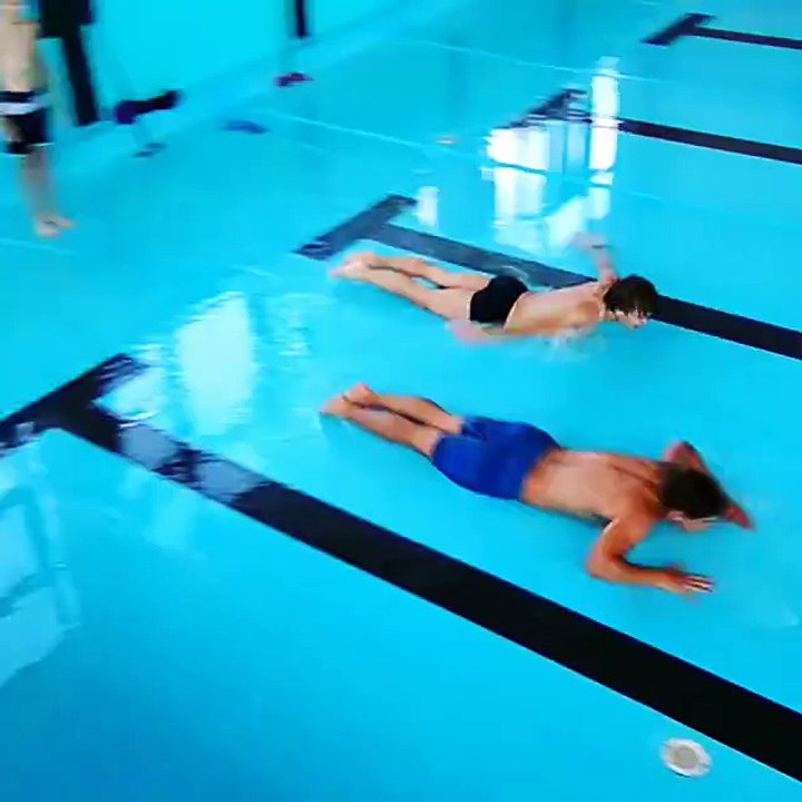 Nager dans une piscine sans eau (Vide)