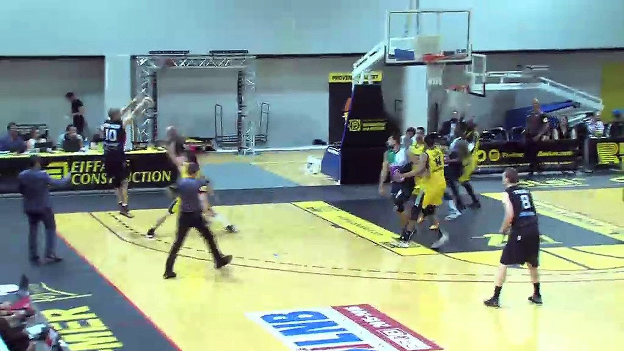 Deux beaux paniers consécutifs du Fos Provence Basket