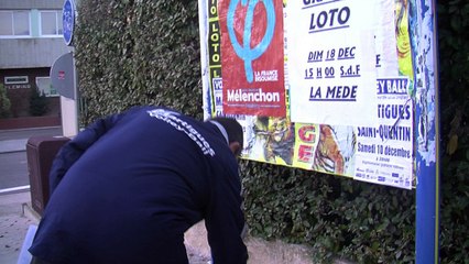 Paul bénévole au MVB colle les affiches des matchs à domicile