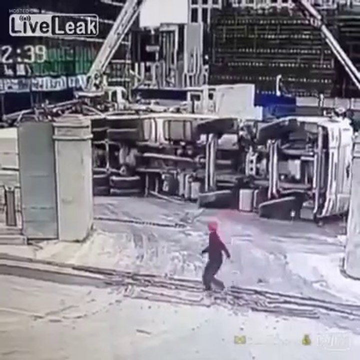 Ce camion qui charge du ciment va disparaitre... magie magie!