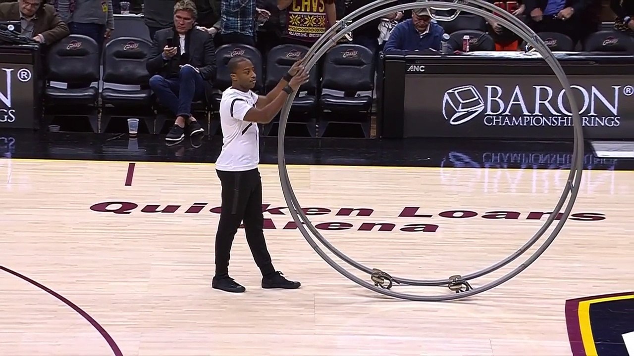 Le show de Cornell Freeney avec sa roue allemande lors de la mi-temps de basket des Cavs