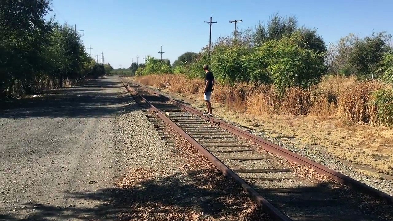 Un skateboard électrique sur chemin de fer abandonné aux Etats-unis