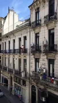 Partie de jambes en l'air sur un balcon de Barcelone