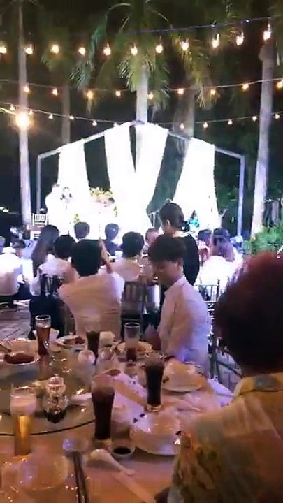 Khởi My trêu Kelvin Khánh trong tiệc cưới