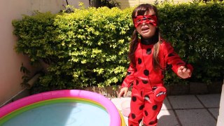 COLOCAMOS CORANTE NA NOSSA PISCINA FIZEMOS A PISCINA DA LADYBUG