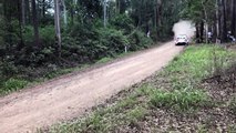 Un spectateur se place un peu trop près pour regarder un rallye