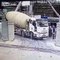 Un camion de ciment tombe dans un trou gigantesque