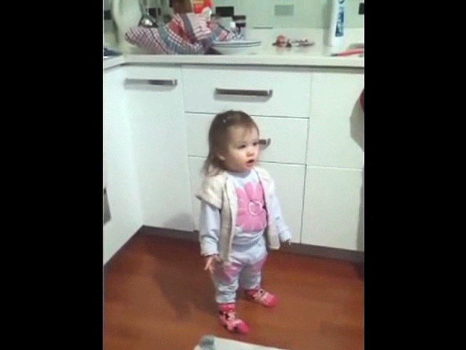 Babasına laf yetiştiren bebek