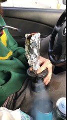 Ces mecs s'enfument avec un joint XXL de weed et une pompe à air dans une bagnole fermée