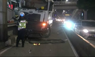 Jumat Dini Hari, Truk Ini Tabrak Halte Transjakarta