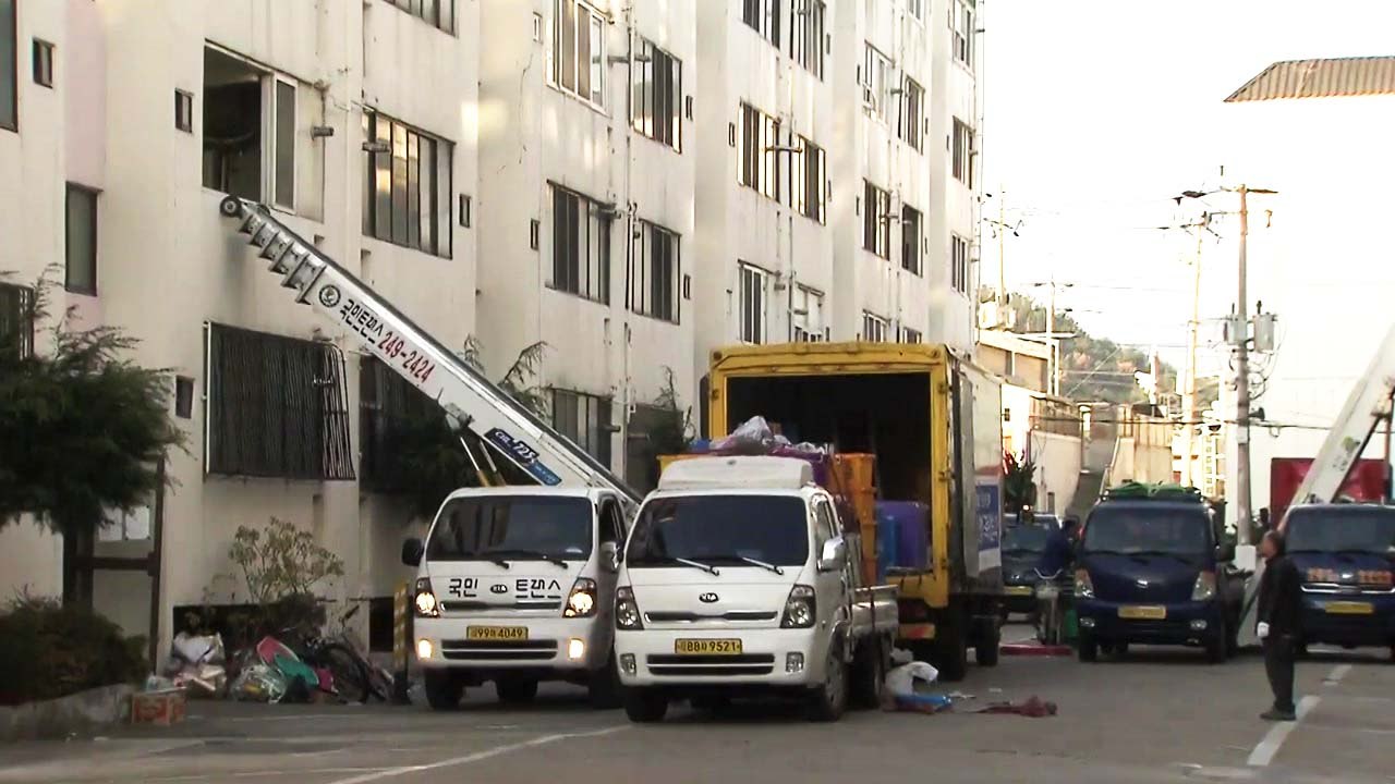 기울어진 아파트 철거 결정...이사 시작 / YTN