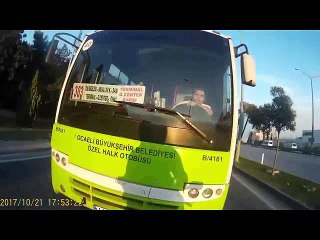 Ters Yoldan Gelenlere Bir Güzel Okuyup Üfleyip Daha Sonra Trafik Polisliğine Soyunan Motorcu