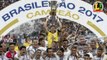 Jogadores do Corinthians levantam a taça de campeão brasileiro 2017; assista!