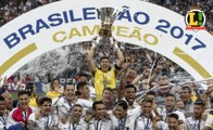 Jogadores do Corinthians levantam a taça de campeão brasileiro 2017; assista!