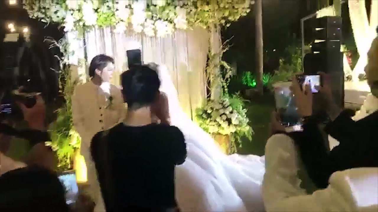 Khởi My và Kelvin Khánh trao nhau lời hẹn thề và nụ hôn say đắm trong hôn lễ