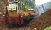 PT KAI Berjuang Bersihkan Longsor di Malangbong, Garut