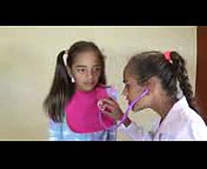 DOC MCSTUFFINS GIVES SARAH A CHECKUP! In Real Life FUNNY KIDS TOYS TO SEE MOVIE