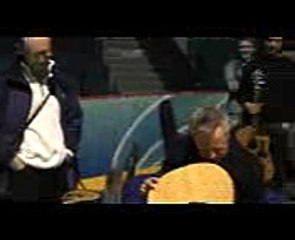 Tommy Emmanuel fixes fan's guitar (Vilnius, UPA)