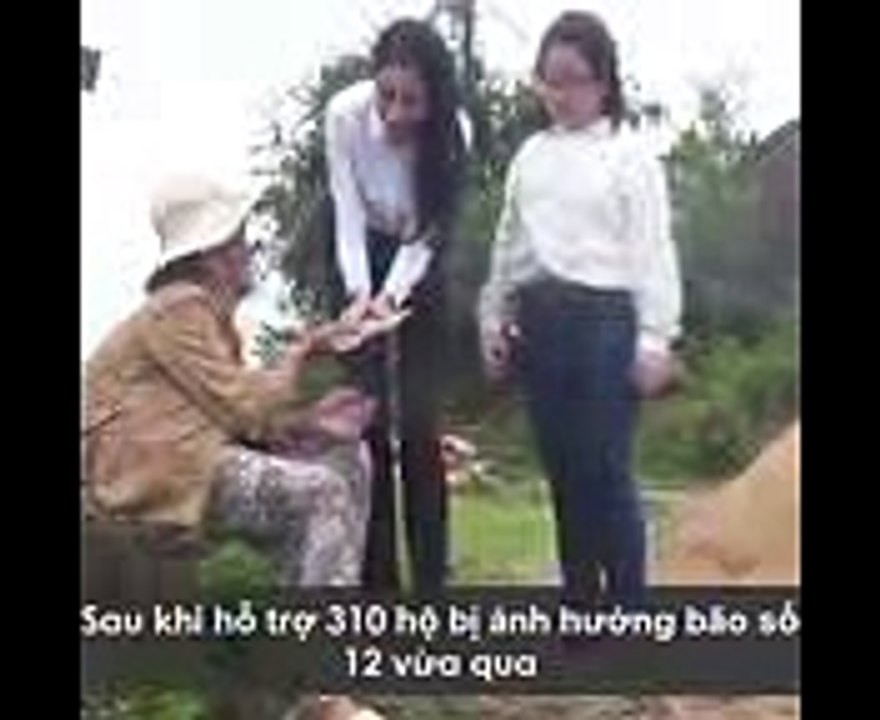 Công Vinh Thủy Tiên Tặng Bà Cụ 72 Triệu Để Sửa Nhà Sau Bão Sô 12