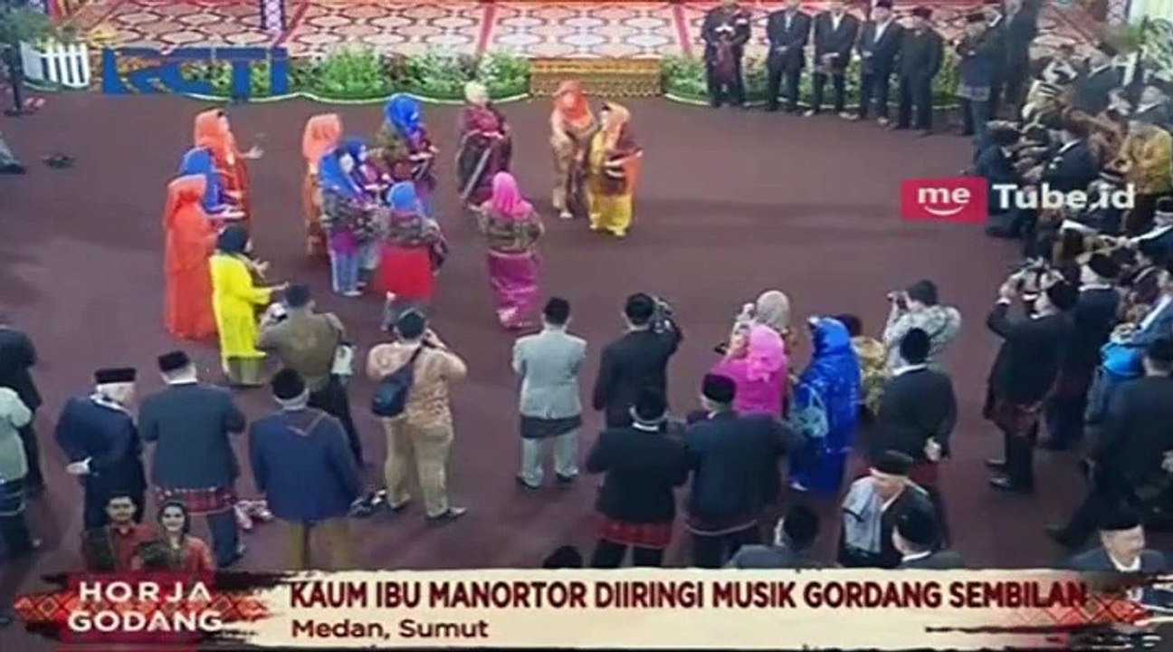 Tari Tortor Sambut Horja Godang Pernikahan Kahiyang-Bobby