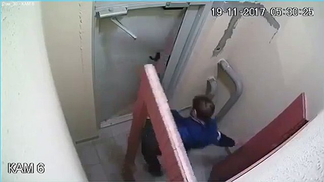 Gars bourré VS porte fermée... Mais quel débile. Attendez la fin