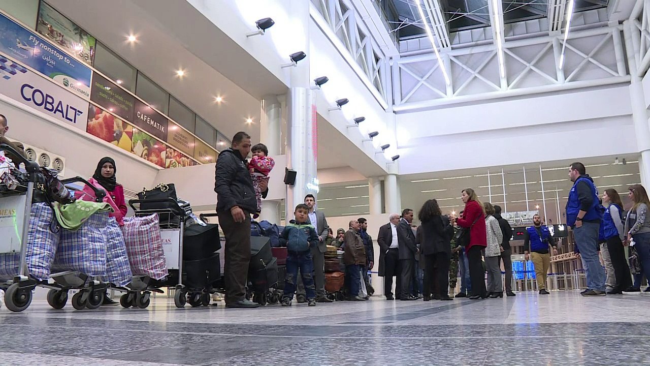 Des réfugiés syriens embarquent pour une nouvelle vie en France