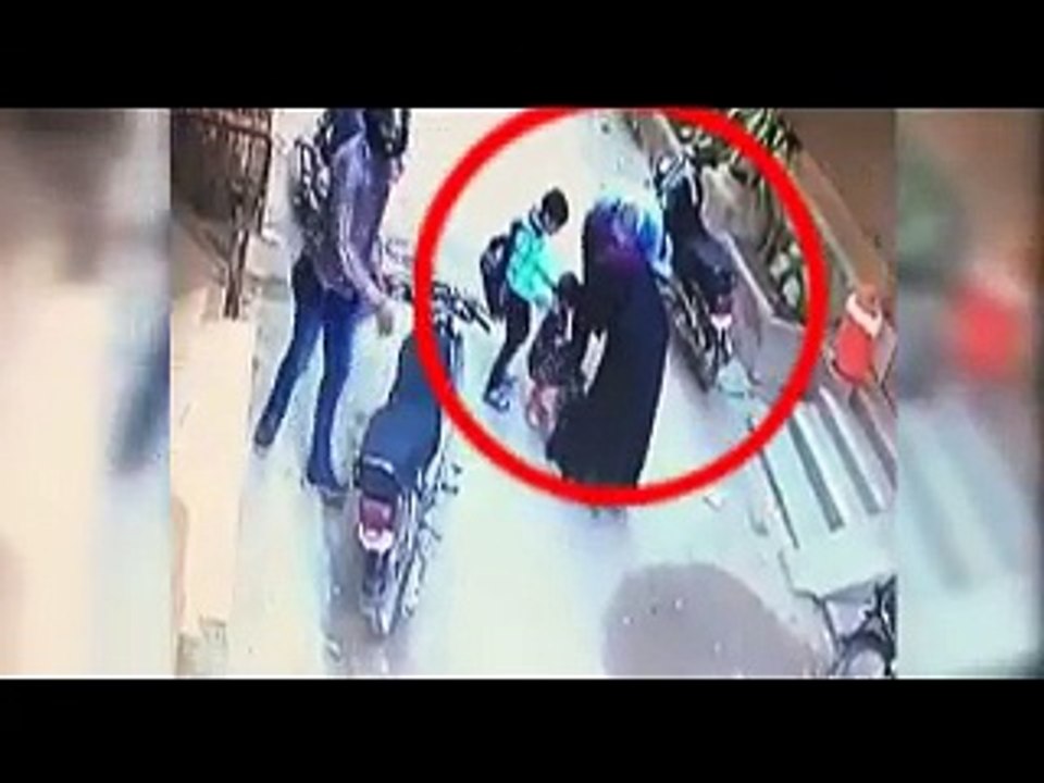 کراچی عزیزہ آباد میں دن دیہاڑے عورت کے ساتھ ڈکیتی کی واردات کی ویڈیو دیکھیں۔ ویڈیو: حیدر علی۔ کراچی