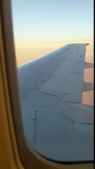 L'hublot d'un avion se détache