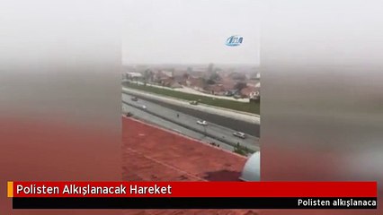 Polisten Alkışlanacak Hareket