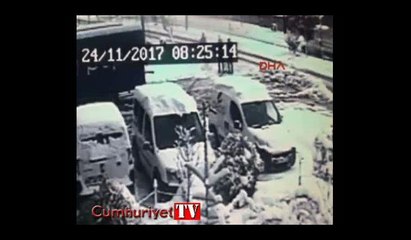 Yolda yürürken kar kütlesinin altında kaldı