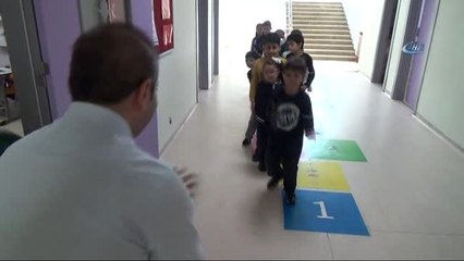 Öğrencilerle Selamlaşıp Derse Öyle Başlıyor