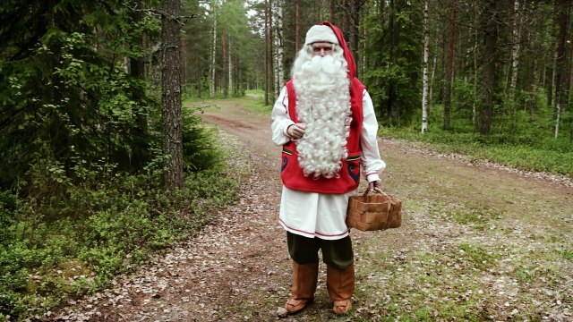 Père Noël_ enfants apprennent les secrets des super - lichens des rennes en Laponie Finlande Papa Noël