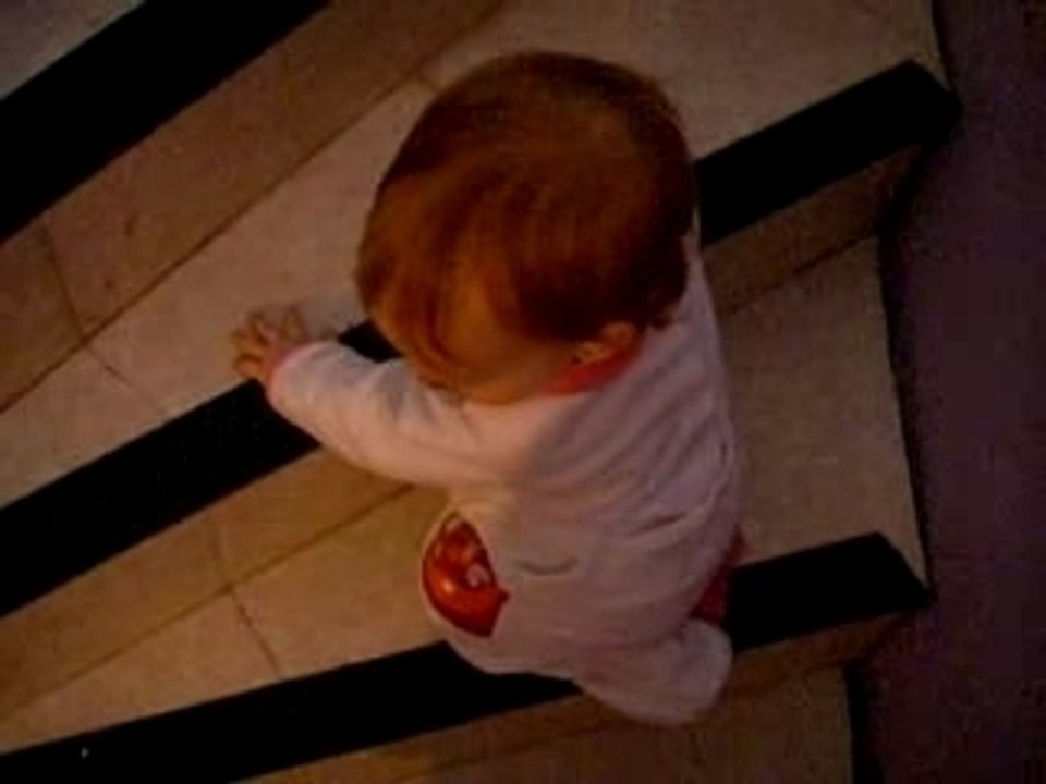 Lauryane monte les escaliers