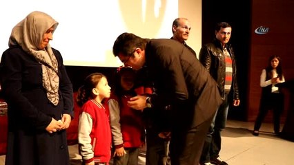 Vali Memiş'ten 'Bayrak Sevdalısı' Minik Öğrencilere Hediye