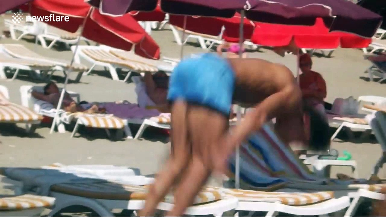 Man performs incredible number of backflips on Turkish beach