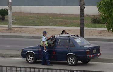 Un auto golpeó a un peatón debajo del puente que colapsó al norte de Guayaquil