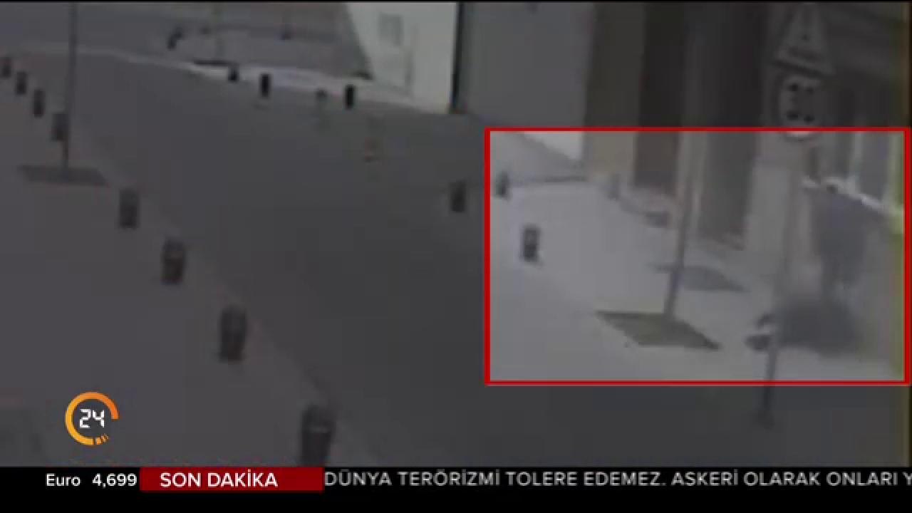Elini kolunu sallayarak dolaşıyor